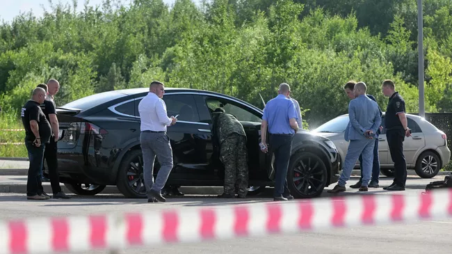Следователи у машины экс-министра транспорта РФ Романа Старовойта на парковке в Одинцовском городском округе Московской области, где 7 июля было найдено его тело