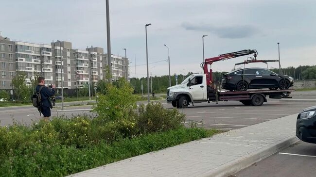 Эвакуация с парковки в Одинцово автомобиля Tesla, принадлежавшего Роману Старовойту
