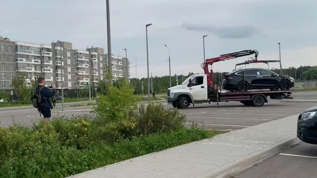 Эвакуация с парковки в Одинцово автомобиля Tesla, принадлежавшего Роману Старовойту