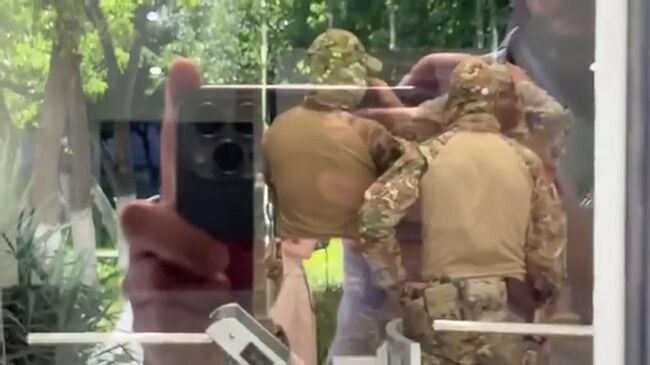 Правоохранители в холле здания Электросети Армении