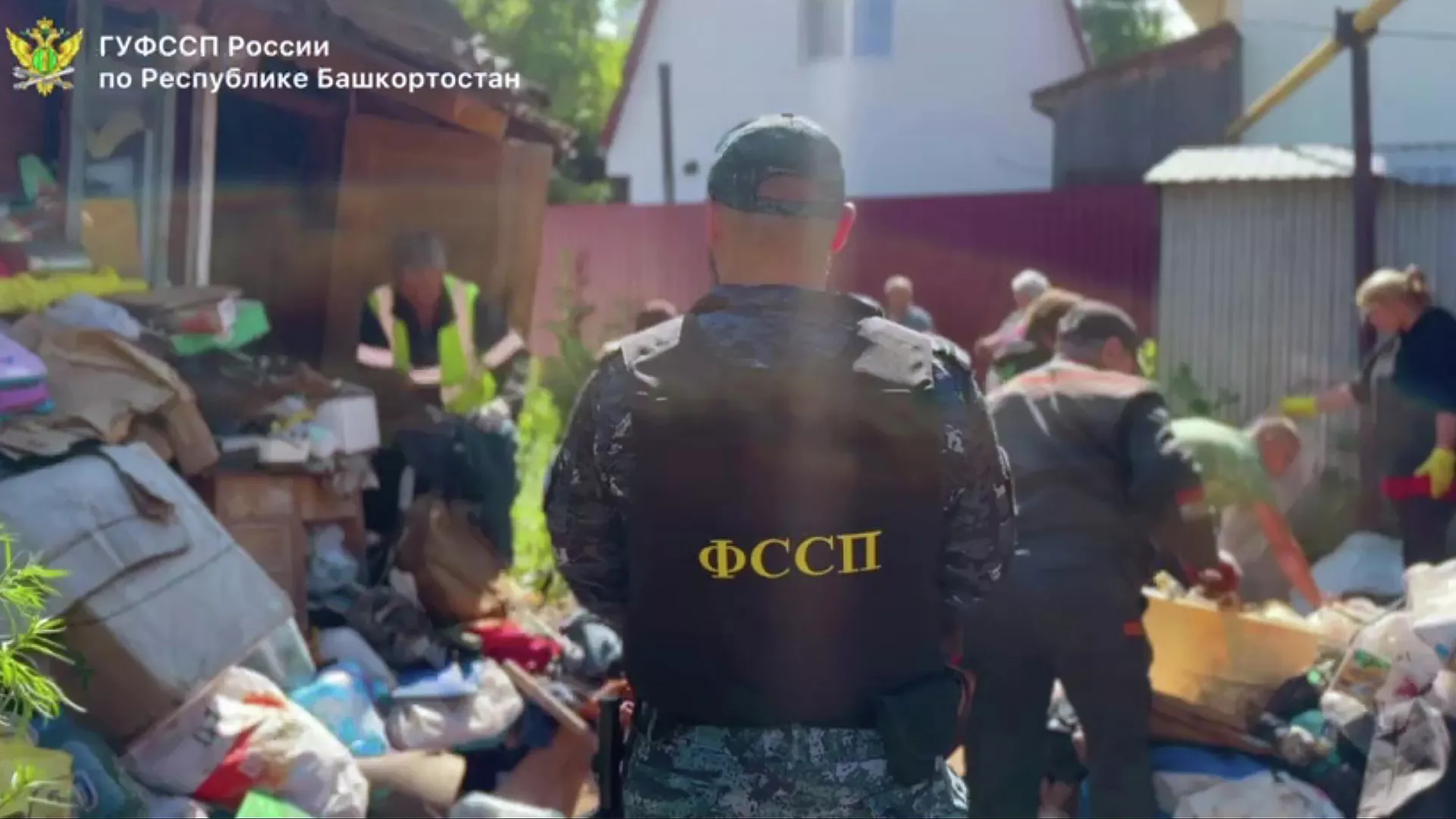 В Уфе приставы и коммунальщики вывезли 10 грузовиков мусора мусор из дома пенсионера