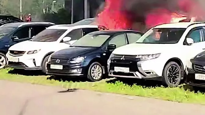 Поджог мог стать причиной возгорания 8 машин во дворе дома на севере Москвы