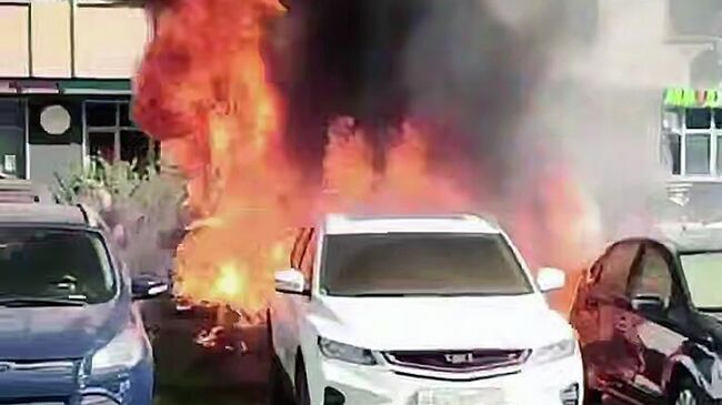 Пожар во дворе жилого дома на Бескудниковском бульваре в Москве. Кадр видео из соцсетей
