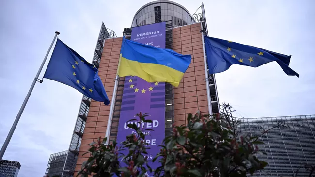 Флаги ЕС и Украины возле здания  штаб-квартиры Европейской комиссии в Брюсселе