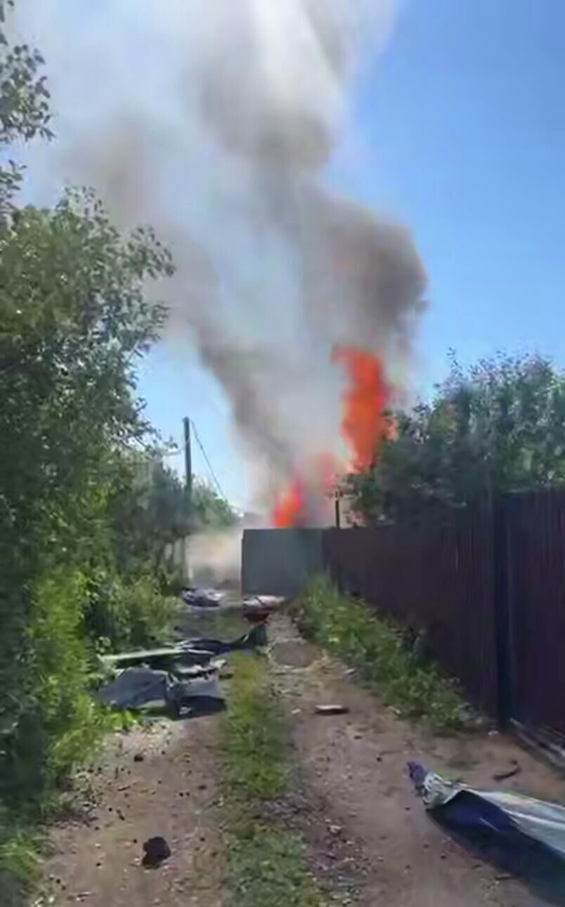 На месте падения гражданского летательного аппарата на жилой дом в казанском поселке Дербышки. Кадр видео из соцсетей - РИА Новости, 1920, 08.07.2025