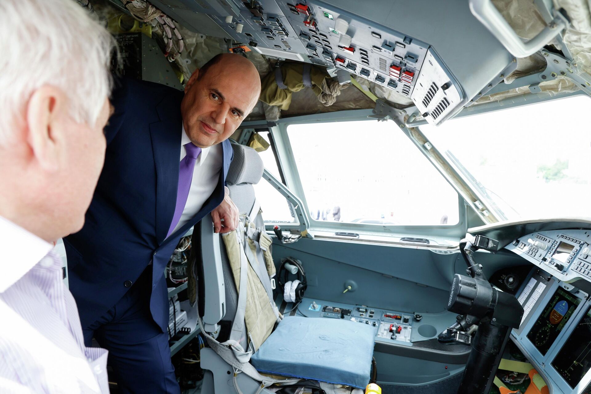 Председатель правительства РФ Михаил Мишустин осматривает самолет Ил-114-300 в аэропорту Екатеринбурга Председатель правительства РФ Михаил Мишустин осматривает самолет Ил-114-300 в аэропорту Екатеринбурга - РИА Новости, 1920, 13.09.2025