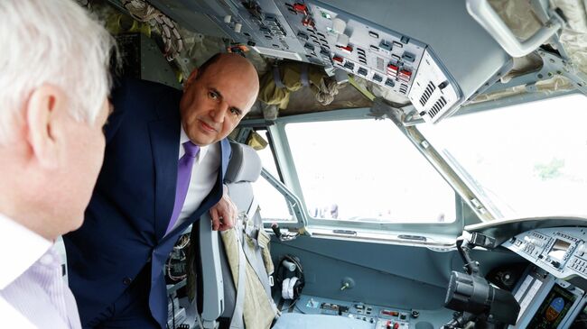 Председатель правительства РФ Михаил Мишустин осматривает самолет Ил-114-300 в аэропорту Екатеринбурга