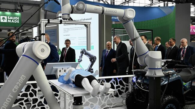 Председатель правительства РФ Михаил Мишустин осматривает Международную промышленную выставку Иннопром в Екатеринбурге