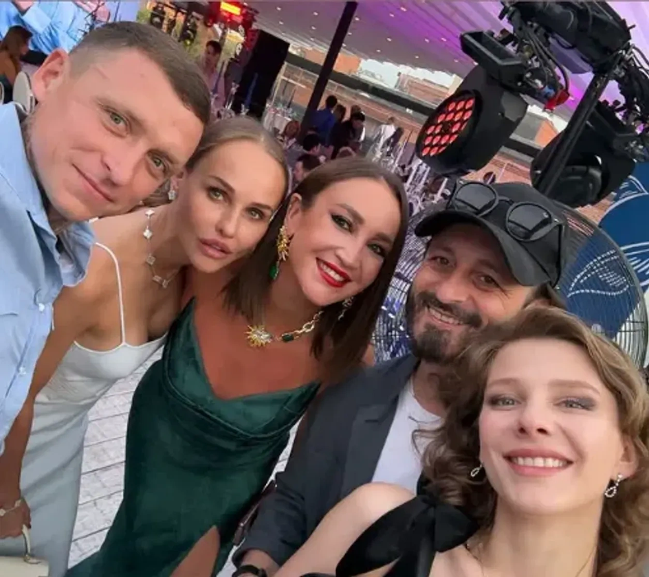 Павел и Надежда Мамаевы, Ольга Бузова, Илья Авербух и Елизавета Арзамасова Павел и Надежда Мамаевы, Ольга Бузова, Илья Авербух и Елизавета Арзамасова - РИА Новости, 1920, 08.07.2025