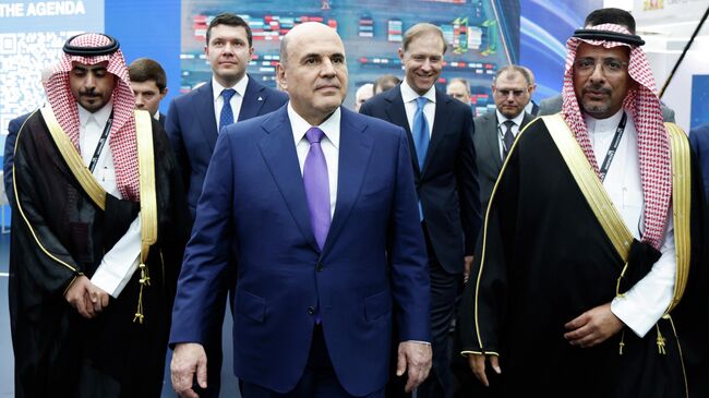 Председатель правительства России Михаил Мишустин осматривает Международную промышленную выставку Иннопром в Екатеринбурге