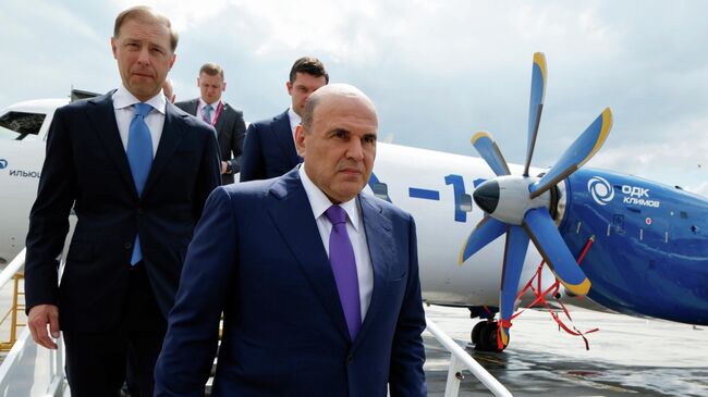 Председатель правительства РФ Михаил Мишустин и первый заместитель председателя правительства РФ Денис Мантуров осматривают самолет Ил-114-300 в аэропорту Екатеринбурга. 8 июля 2025