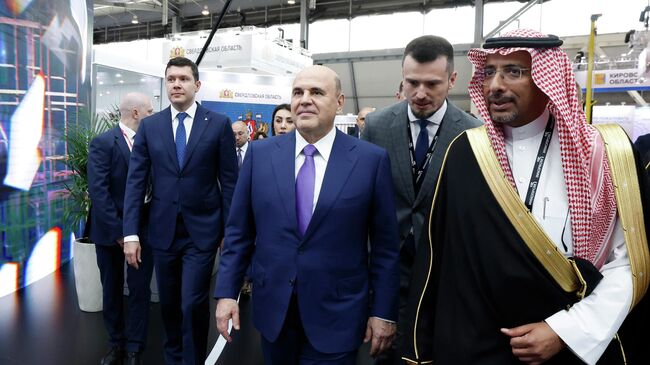 Председатель правительства РФ Михаил Мишустин и министр промышленности и минеральных ресурсов Саудовской Аравии Бандар аль-Хурейф на Международной промышленной выставке Иннопром в Екатеринбурге. 8 июля 2025