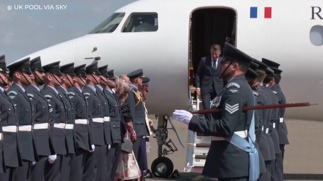Брижит Макрон не подала руку мужу 