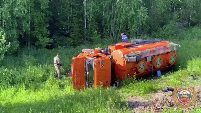 На месте ДТП на трассе А-331 Вилюй в Нижнеудинском районе Иркутской области. Кадр видео