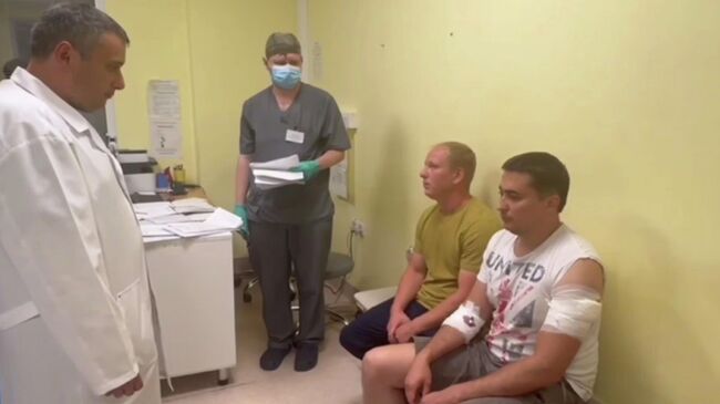 Врио губернатора Курской области Александр Хинштейн навестил пострадавших при атаке ВСУ в Курске. Кадр видео