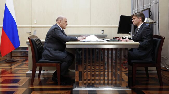 Председатель правительства РФ Михаил Мишустин и генеральный директор государственной корпорации по космической деятельности Роскосмос Дмитрий Баканов во время встречи