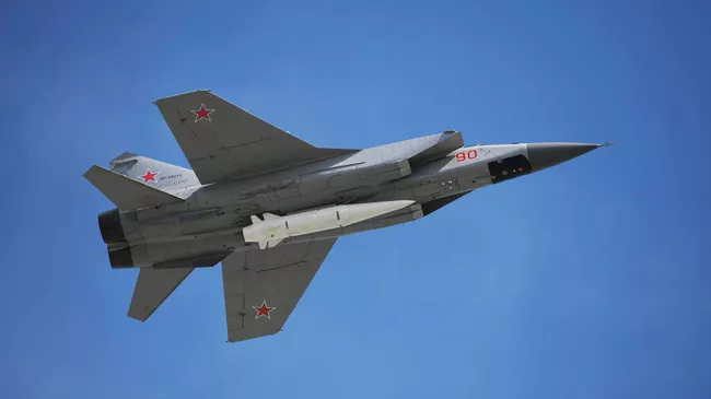 Многоцелевой истребитель МиГ-31 с гиперзвуковой ракетой Кинжал
