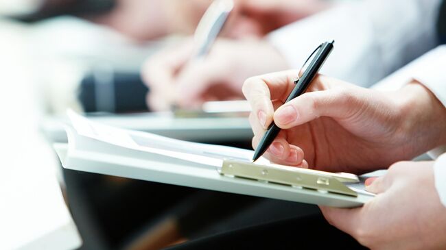 Девушка делает заметки во время лекции