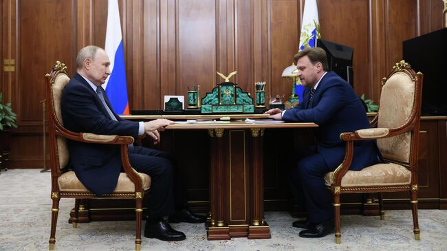 Президент России Владимир Путин и генеральный директор ПАО РусГидро Виктор Хмарин во время встречи. 9 июля 2025 года