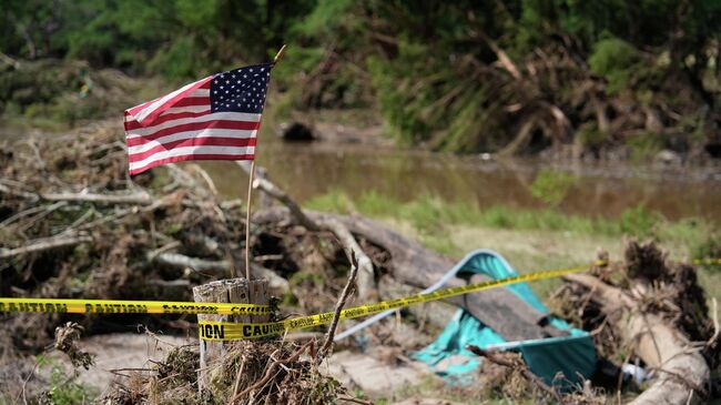 Американский флаг в пострадавшем от наводнения Керрвилле, штат Техас