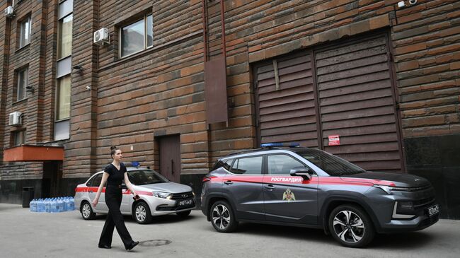 Автомобили Росгвардии у здания Московского Художественного академического театра имени М. Горького Автомобили Росгвардии у здания Московского Художественного академического театра имени М. Горького