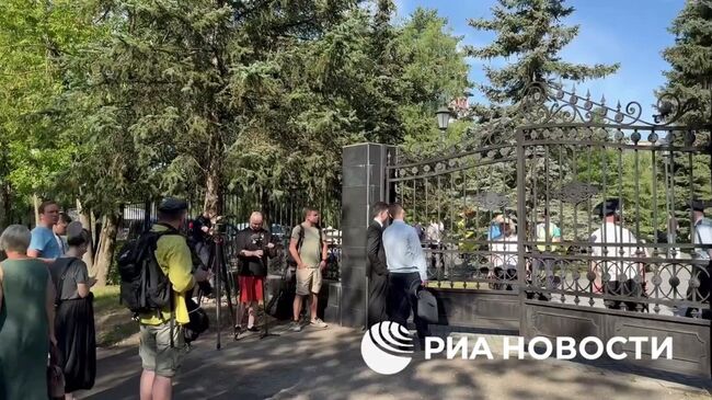 Желающие проститься с Романом Старовойтом собираются в столичной ЦКБ