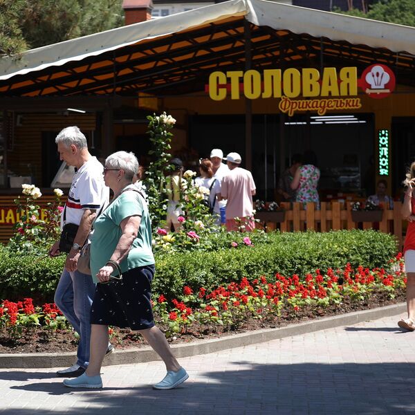 Отдыхающие на набережной Геленджика Отдыхающие на набережной Геленджика