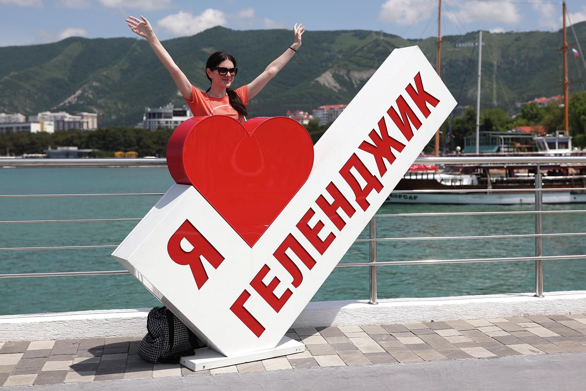 Девушка на набережной Геленджика Девушка на набережной Геленджика