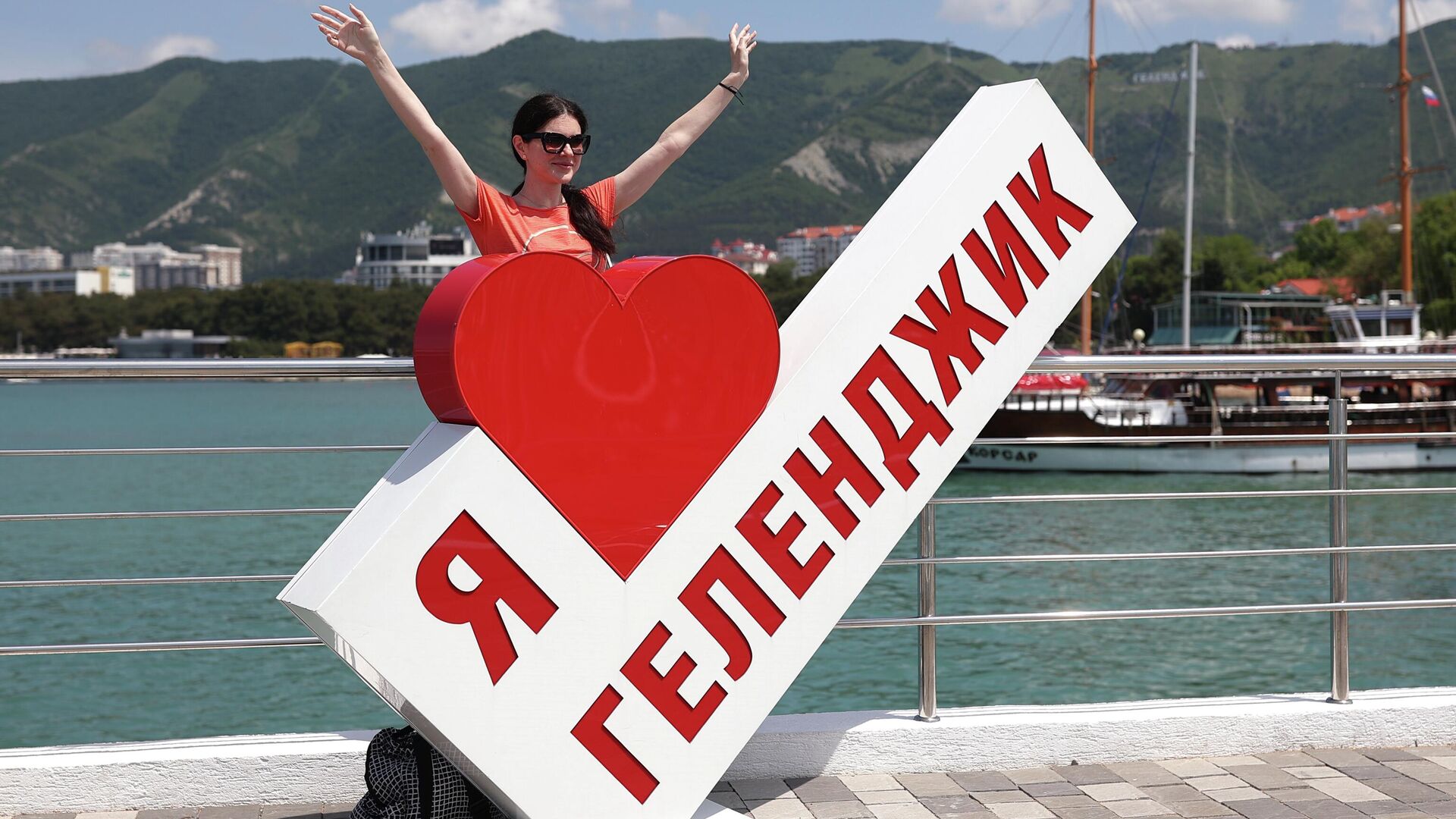 Девушка на набережной Геленджика Девушка на набережной Геленджика - РИА Новости, 1920, 14.07.2025