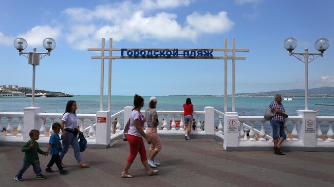 Отдыхающие на набережной Геленджика