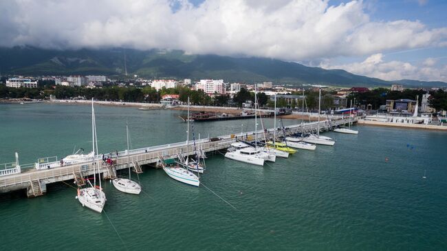 Яхты на центральном причале Геленджика