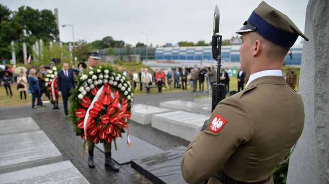 Возложение венков во время памятных мероприятиях у памятника жертвам Волынской резни