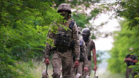 Украинские военные несут противотанковые мины