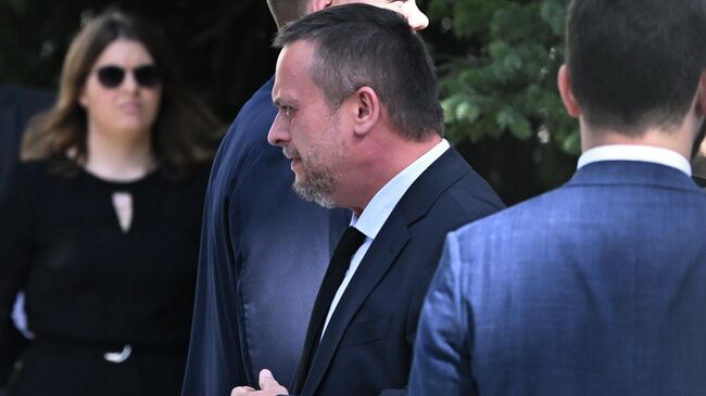 Министр транспорта РФ Андрей Никитин перед началом церемонии прощания с бывшим министром транспорта Романом Старовойтом в ЦКБ