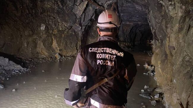 Работа СК РФ на месте происшествия, где рабочий погиб при обрушении горных пород на руднике на Камчатке