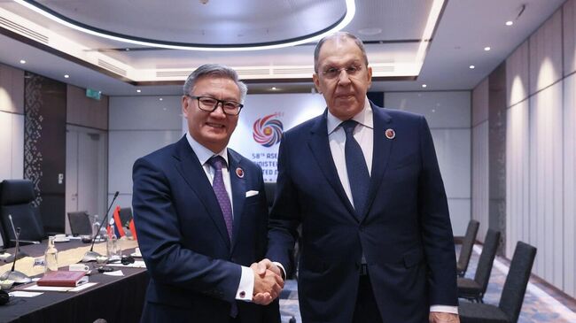 Министр иностранных дел РФ Сергей с  Министром иностранных дел Лаоса Тхонгсаваном Фомвиханом