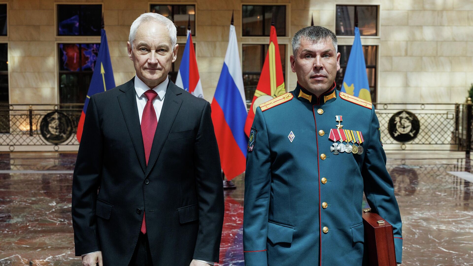 Министр обороны РФ Андрей Белоусов и старший лейтенант Максим Ферар во время награждения - РИА Новости, 1920, 10.07.2025