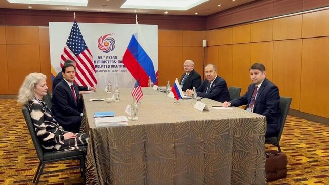 Министр иностранных дел РФ Сергей Лавров и госсекретарь США Марко Рубио во время встречи в Куала-Лумпуре