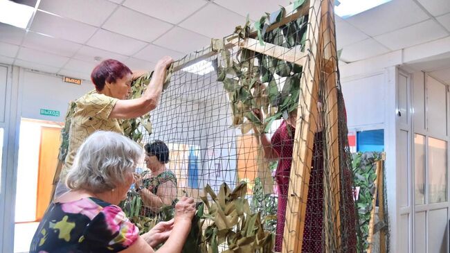 Активисты села Карагали Приволжского района Астраханской области плетут маскировочные сети для бойцов СВО Активисты села Карагали Приволжского района Астраханской области плетут маскировочные сети для бойцов СВО