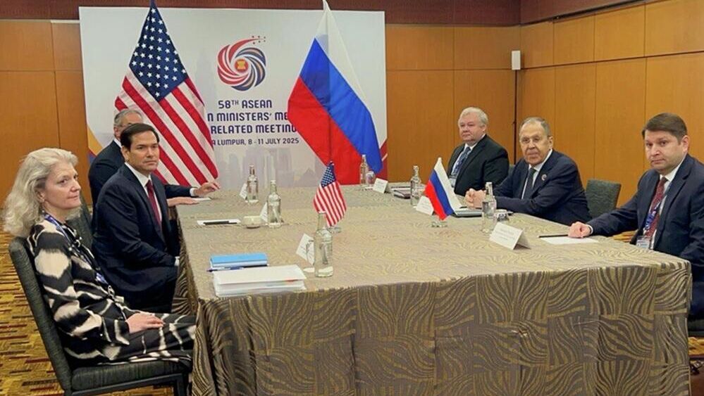 Министр иностранных дел РФ Сергей Лавров и госсекретарь США Марко Рубио во время встречи в Куала-Лумпуре - РИА Новости, 1920, 13.07.2025