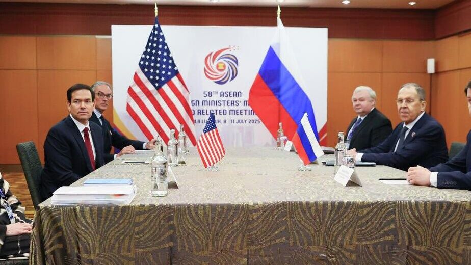 Министр иностранных дел РФ Сергей Лавров и госсекретарь США Марко Рубио во время встречи в Куала-Лумпуре Министр иностранных дел РФ Сергей Лавров и госсекретарь США Марко Рубио во время встречи в Куала-Лумпуре - РИА Новости, 1920, 21.10.2025