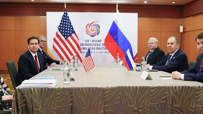 Министр иностранных дел РФ Сергей Лавров и госсекретарь США Марко Рубио во время встречи в Куала-Лумпуре