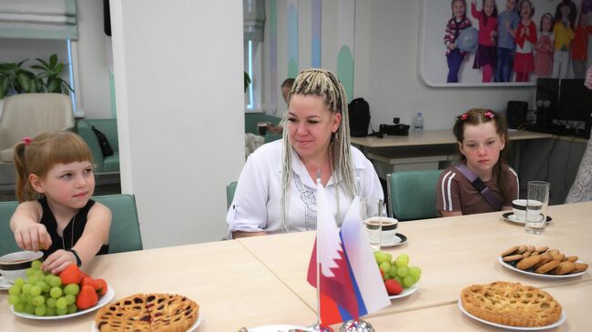 Милана, мама Олеся Валерьевна и Ангелина на встрече с уполномоченным при президенте РФ по правам ребенка Марией Львовой-Беловой. 10 июля 2025
