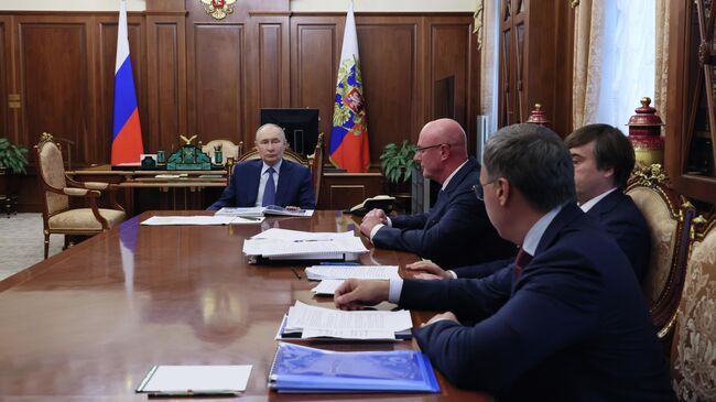 Президент РФ Владимир Путин проводит совещание по вопросам образования