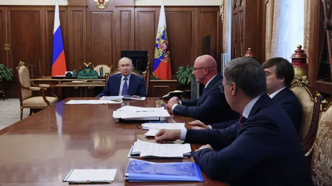 Президент РФ Владимир Путин проводит совещание по вопросам образования