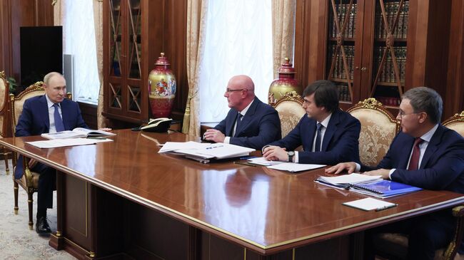 Президент РФ Владимир Путин проводит совещание по вопросам образования