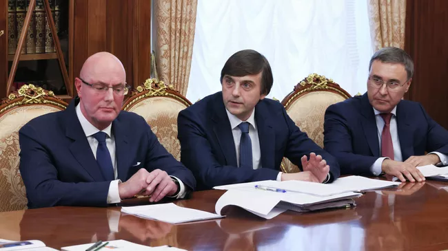 Заместитель правительства РФ Дмитрий Чернышенко, министр просвещения РФ Сергей Кравцов и министр науки и высшего образования РФ Валерий Фальков на совещании у президента РФ Владимиар Путина по вопросам образования
