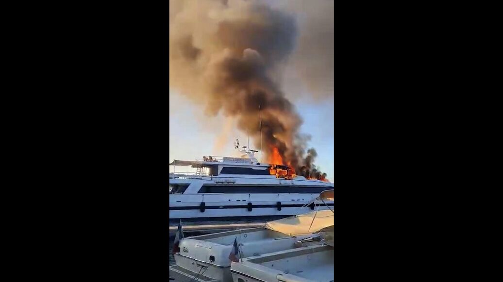 В порту курорта Сен-Тропе горит суперъяхта, сообщили СМИ