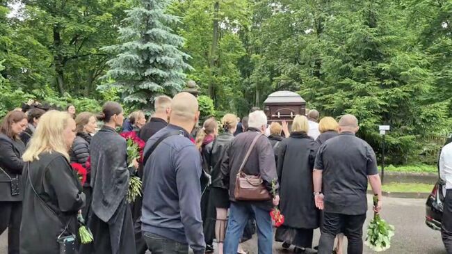 Девушка Полина, которая присутствовала на месте обнаружения тела Романа Старовойта в Подмосковье, пришла на его похороны на Смоленском кладбище в Санкт-Петербурге