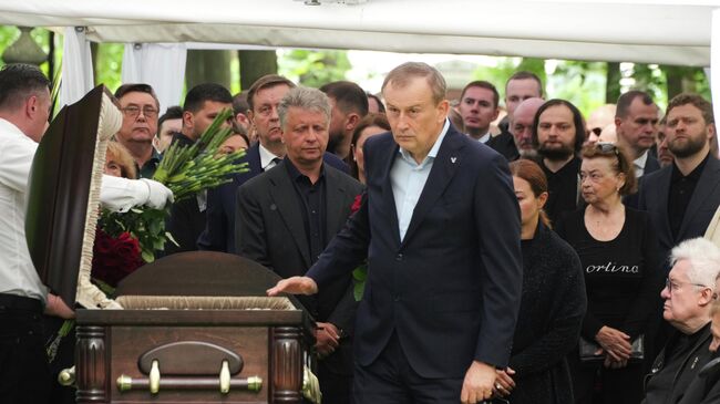 Губернатор Ленинградской области Александр Дрозденко на похоронах экс-министра транспорта РФ Романа Старовойта. 11 июля 2025